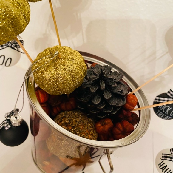 Halloween table decor with ornaments and pumpkin spice scented putka pods - Picture 5 of 16